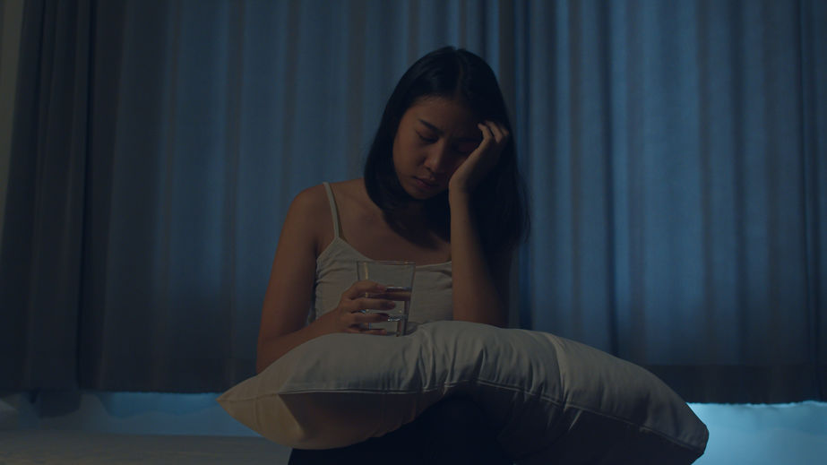 žena která nemůže usnout z důsledku nízké hladiny melatoninu
