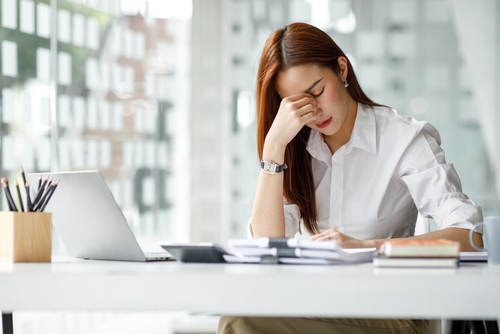 žena ve stresu při práci na PC
